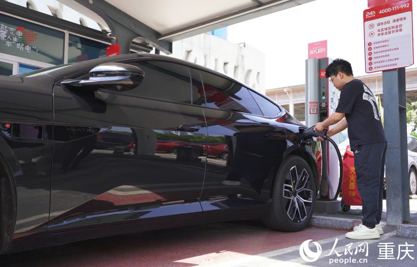 新能源汽车车主在重庆捷充财富园超充站使用液态超充桩。人民网记者 刘祎摄