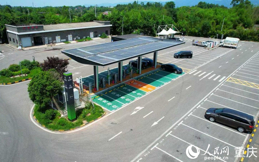 改造升级后的渝蓉高速围龙服务区充电站（出城方向）。人民网记者 刘祎摄
