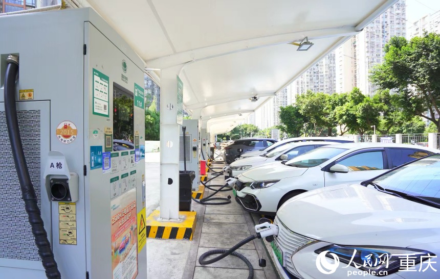 国网重庆渝北区鲁能星城超级充电站。人民网记者 刘祎摄