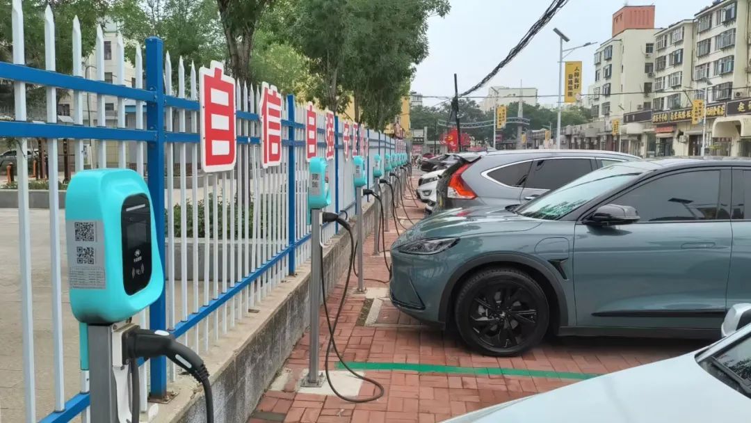在信都区冶金生活区，市民用充电桩充电。马强摄