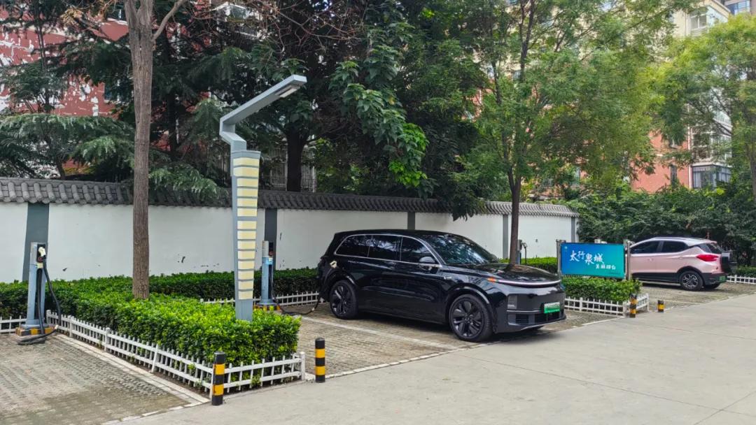 市图书馆停车场的公共充电车位。王露橦摄