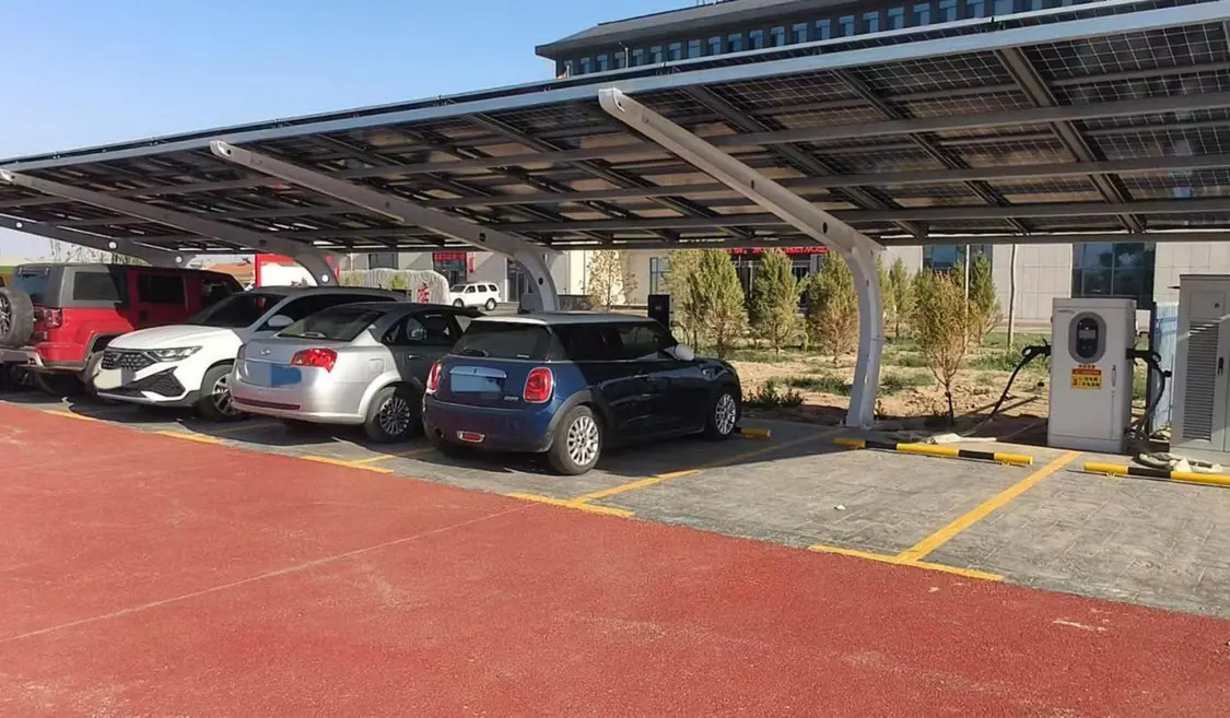 格更召嘎查的乡村智慧光储充一体化车棚。受访者供图