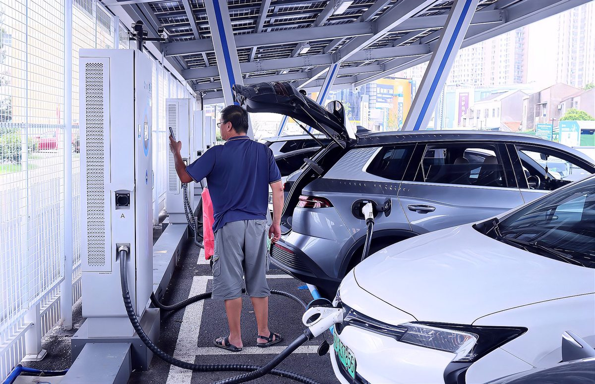 充电中的电动汽车与充电桩，城市停车场场景