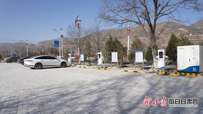 毗邻312国道的界石铺镇高堡村快充站