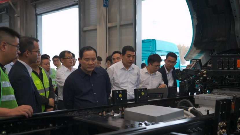 河（左三）在工厂调研   图源：企业