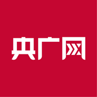 “充电宝新规”执行首日，虹桥机场工作人员举牌说明