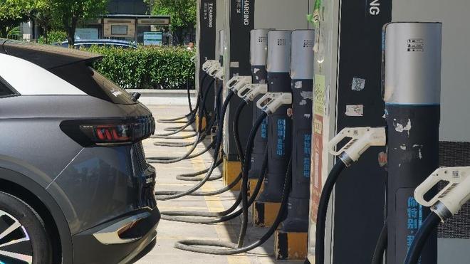 今年新增1893个，嘉定公共（专）用充电桩20000+